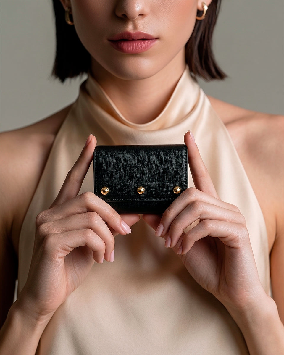 Artigiano lavora un accessorio in pelle azzurra
