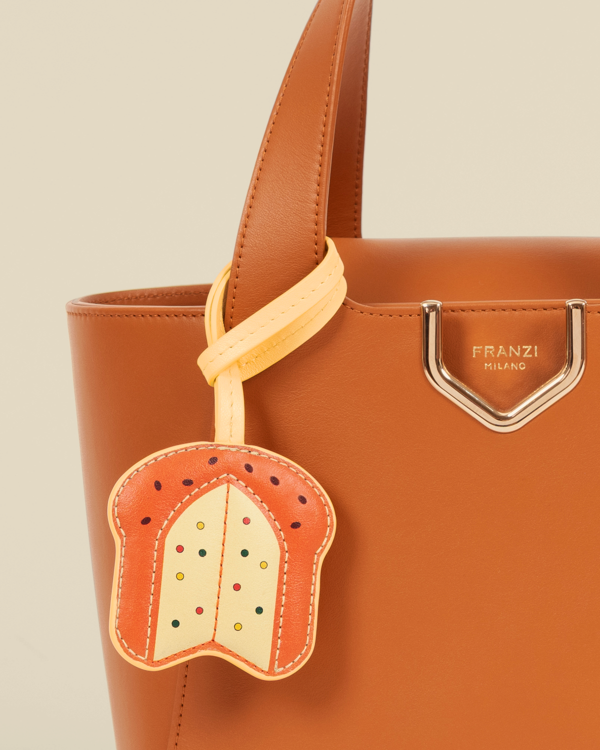 Charm Franzi su borsa arancione