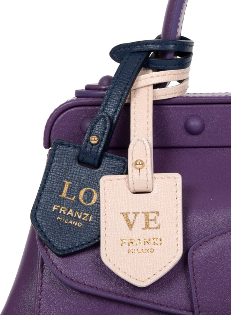 Dettaglio tag Franzi su borsa viola