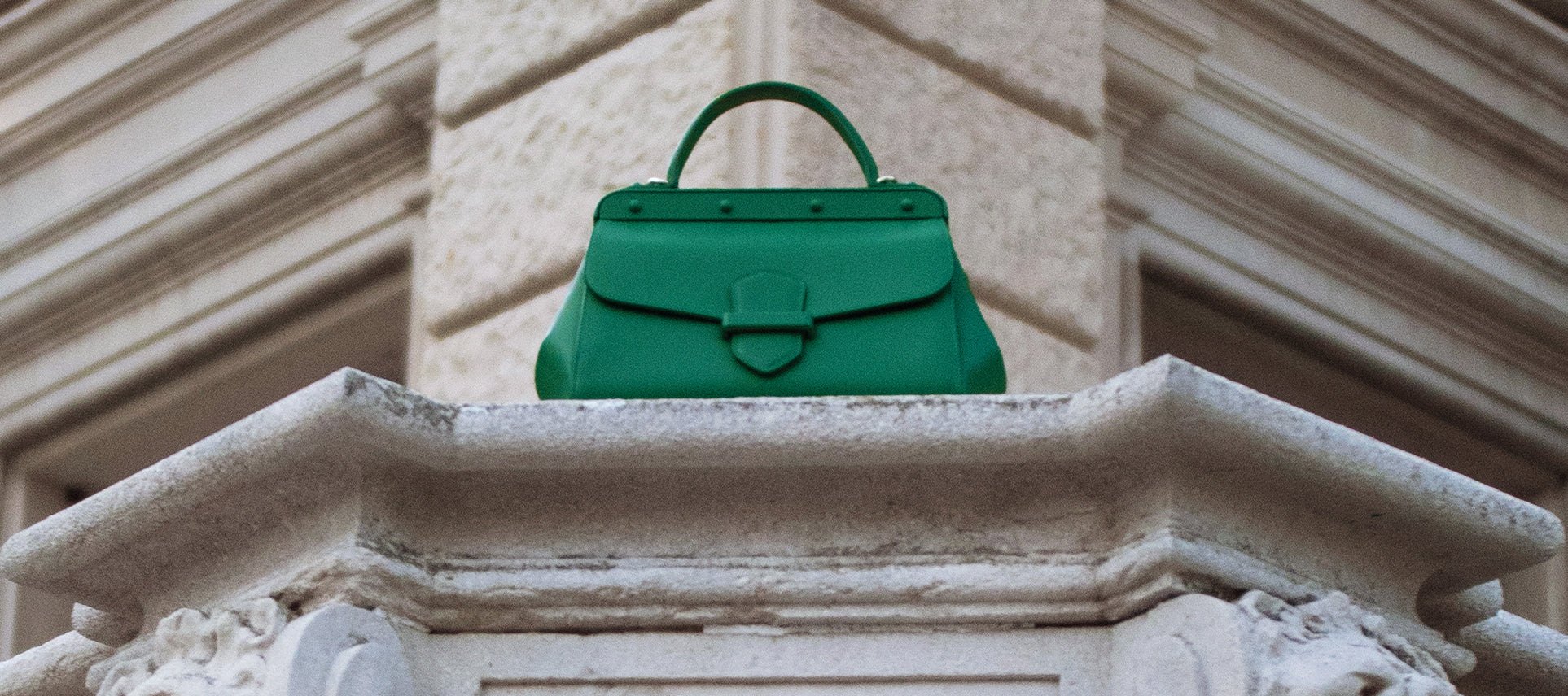 Dettaglio di borsa Franzi rossa con metalleria dorata